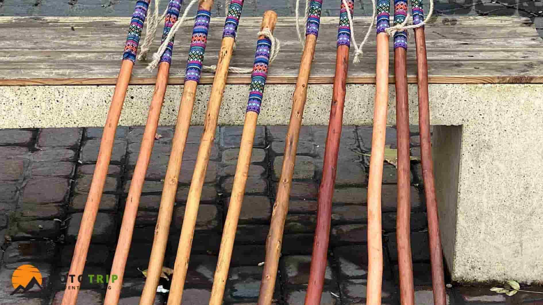 عصای کوهنوردی چوبی؛ انتخابی کلاسیک و در دسترس